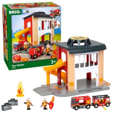 BRIO World Große Feuerwehr-Station - Spielzeug ab 3 Jahre | Feuerwache mit Feuerwehrfahrzeug und Feuerwehrmann, BRIO Holzeisenbahn-Zubehör, Geschenk für Jungen und Mädchen