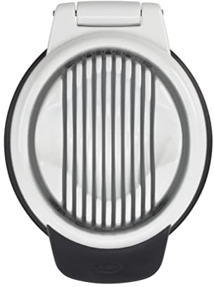 OXO Good Grips Eierschneider – spülmaschinenfestes Küchengerät zum schnellen und einfachen Schneiden von hartgekochten Eiern – schwarz/weiß