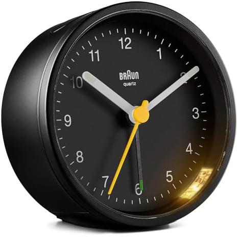 Braun Klassischer analoger Wecker mit Schlummerfunktion und Licht, ruhiges Quarzuhrwerk, Crescendo-Alarm in Schwarz, Modell BC12B