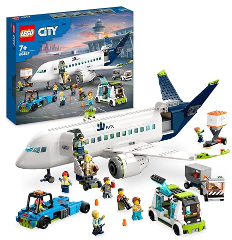 LEGO 60367 City Passagierflugzeug Spielzeug-Set, großes Flugzeug-Modell mit Fahrzeugen des Flughafen-Bodenpersonals: Vorfeldbus, Pushback-Schlepper, Catering-Lader, Gepäckwagen und 9 Minifiguren