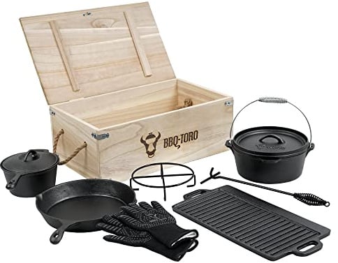 BBQ-Toro 8-teiliges Dutch Oven Set in Holzkiste | Gusseisen, bereits eingebrannt - preseasoned | Zubehör Set mit Dutch Oven, Holzkiste, Grillplatte, Stieltopf, Bratpfanne, Untersetzer, Deckelheber