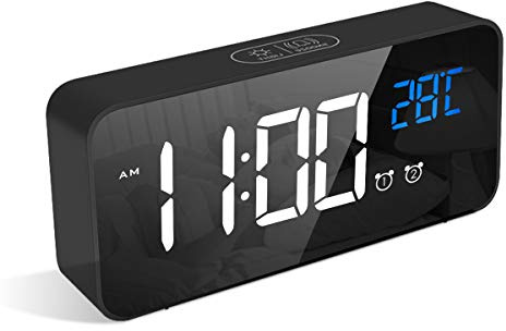 LATEC Digitaler Wecker mit Große LED Temperaturanzeige, Tischuhr mit 10 Musik, USB Ladeanschluss, 4 Helligkeit und Lautstärke Regelbar, Snooze, tragbarer Spiegelalarm mit 2 Alarmen, 12/24H, Schwarz
