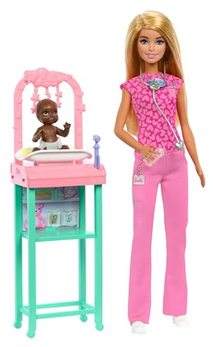 Barbie Kinderärztin-Puppe mit blonder Modepuppe und pinkfarbenem Kittel-Set, 1 Baby-Patientenpuppe mit Zubehör und Möbeln, JCR72