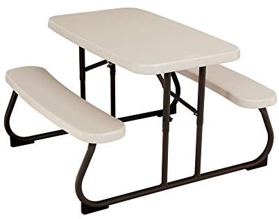 LIFETIME Picknicktisch, leichtgewichtig, zusammenklappbar, Beige | Die klappbare Sitzgarnitur aus HDPE und pulverbeschichtetem Stahl ist wetterfest, UV-beständig und dank runder Kanten sicher.