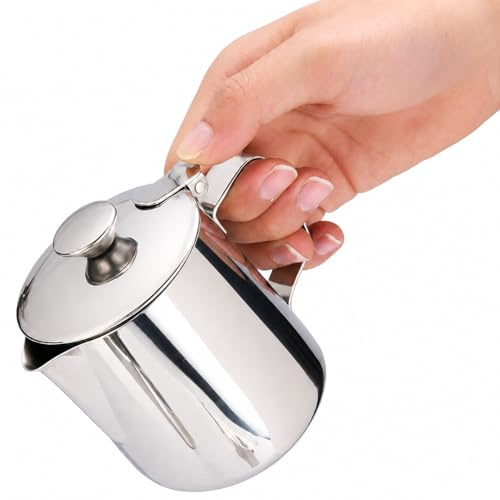 VOBOR Milch Pitcher,Edelstahl Kanne mit Deckel, Handheld Milchkännchen Edelstahl, Aufschäumbecher mit Anti Tropf Düsen und Griff Milchkanne für Espresso,Cappuccino,Latte,Barista (350ML)