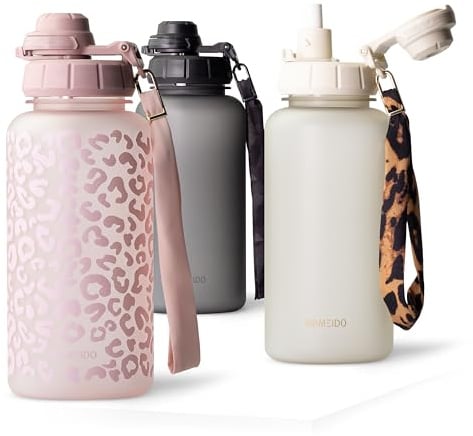 MAMEIDO Trinkflasche mit Strohhalm 1 l (Wild Candy) | auslaufsicher, BPA-frei mit 2-in-1-Sportdeckel, Strohhalm & Trageschlaufe, Wasserflasche mit Zeitmarkierung für Sport, Schule
