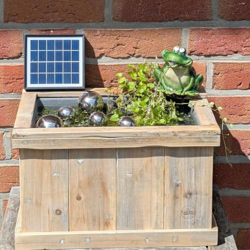 Storm's Gartenzaubereien Miniteich Set - Holzkiste mit Aufsatz für Wasserspeier, Wasserspeier Frosch mit Solarpumpe und Schwimmkugeln - Teichkugeln