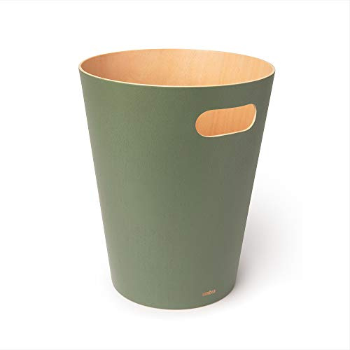 Umbra Woodrow Abfalleimer Holz, 7, 5l, Salbeigrün | Behandeltes Birkenholz, integrierte Tragegriffe, zweifarbiges Design, langlebige Konstruktion, für Büro und Badezimmer