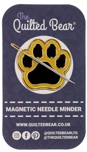 The Quilted Bear Nadelhalter – Magnetischer Emaille-Nadelhalter für Nähnadeln, Sticknadeln, Kreuzstichnadeln, Sichere Konstruktion verhindert den Verlust von Nadeln und Stiften (Hundepfoten)