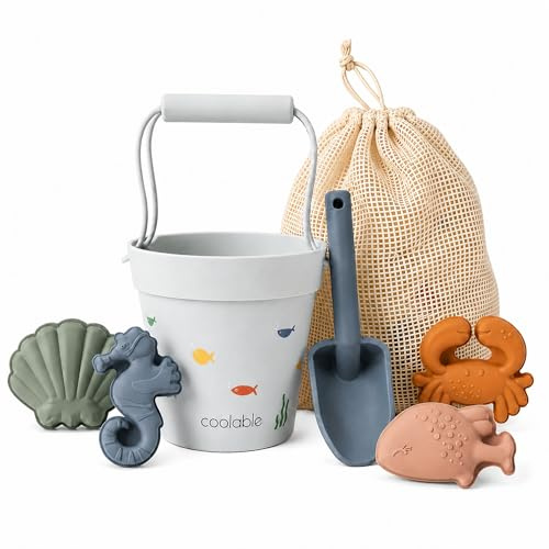 coolable 6-teiliges Silikon Strandspielzeug Set für Kinder - Faltbarer Sandeimer, Schaufel, 4 Sandformen und Netzbeutel - Meereskreaturen
