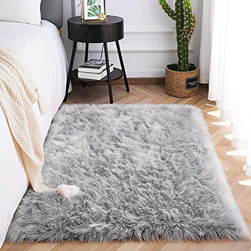 SXYHKJ Faux Lammfell Schaffell Teppich - Weicher, waschbarer Kunstfell-Teppich für Wohnzimmer, Schlafzimmer & Sofa – Flauschiger, gemütlicher Bettvorleger mit Rutschfester Unterseite，grau：60X90CM