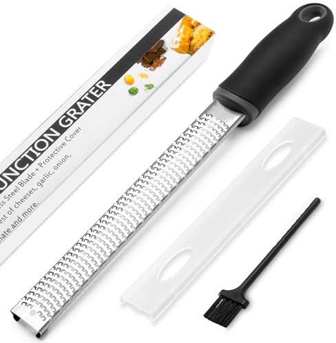 YC Kitchen Zester Reibe - Edelstahl Käsereibe, Parmesanreibe, Zitronenreibe, Muskatnuss Reibe, Ingwerreibe - Scharfer Klinge - Spülmaschinenfest, mit Schutzhülle & Reinigungsbürste