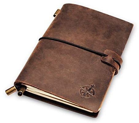 Wanderings Pocket Notizbuch – 10x13 cm / 4 x 5,1 – Kleines, nachfüllbares Reisetagebuch im Passformat – Handgefertigtes, robustes Leder Taschenjournal – Inklusive 80 GSM Blanko-Einlagen
