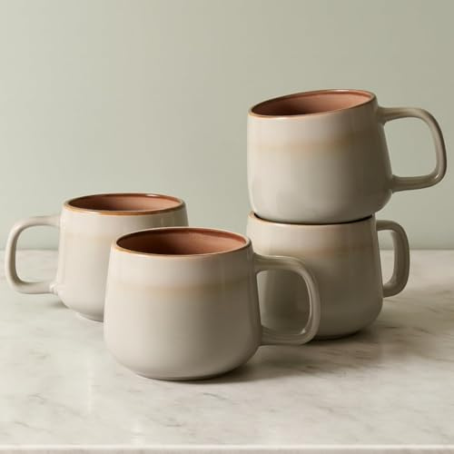 Ava Nord Steinzeug Keramik Kaffeetasse | 4er Set | 340 ml | Salbeigrau | Bleifrei, Ungiftig, Mikrowelle und Spülmaschine, Angenehmer Griff, Ästhetisches Nordisches Design, Ideal für Cappuccino, Tee