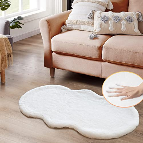 ORINOVA Teppich Schlafzimmer Flauschig Weiß 60x120 cm Fellteppich Kunstfell Teppich Weich Bettvorleger Kuschelig Wohnzimmer Waschbar Fellform
