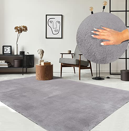 the carpet Relax Moderner Flauschiger Kurzflor Teppich, Anti-Rutsch Unterseite, Waschbar bis 30 Grad, Super Soft, Felloptik, Grau, 60 x 110 cm