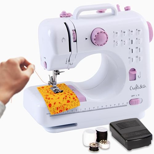 Crafts&Co® Nähmaschine für Anfänger | Handnähmaschine mit Eingebautem LED-Licht und Fußpedal | 12 Stiche | Mini Nähmaschine inkl. Overlock | Singer | Pfaff | 28.4x12.3x26cm | Weiß-Lila