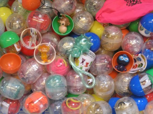 Schleuderhannes 100 Stück gefüllte Kapseln K11 mit Spielzeug ideal als Mitgebsel für Kindergeburtstag oder für Automaten