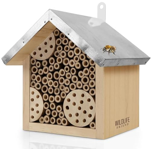 WILDLIFE FRIEND Insektenhotel aus Kiefernholz - Nisthilfe Mauerbienen und Bienen Nisthilfe mit wetterfestem Metalldach - 20 x 17 x 23 cm - fertig montiertes Insektenhaus für Garten Balkon
