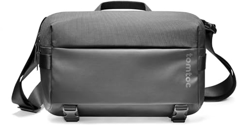 tomtoc Herren Umhängetasche für 13-14 Zoll Laptop & MacBook Air M5/M4, MacBook Pro M5 Pro/Max/M5/M4, 13 MacBook Neo, 10L Crossbody Messenger Bag, Schultertasche für Arbeit & Alltag, Schwarz