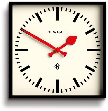 NEWGATE® Number Five Wanduhr | Von quadratischer Retro inspirierter moderner stationsuhr | 40cm | Schwarz mit roten händen | Mid-Century-Stil für küche, Wohnzimmer oder büro
