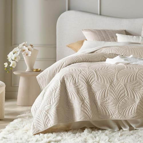 room99 Feel Elegante Tagesdecke in Creme 220 x 240 cm Vielseitige Wohndecke als Bettüberwurf oder Sofaüberwurf Überwurfdecke für Bett und Sofa Steppdecke Stil Ideal als Bedspread Velvet Samt