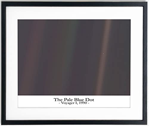 The Pale Blue Dot Photo - NASA Photo - Framed Space Decor/Galaxy Wall Decor & Büro-Wand-Dekor, Astronomie-Geschenke für Sie oder Ihn/Trendy Moon Decor, Wissenschaftsplakat Wall Art (28cm x 36cm)