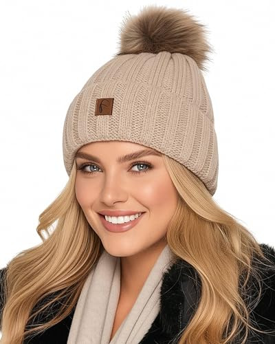 Baesics Bommelmütze Damen & Herren Beige - Strick mit Kunstfell Bommel, Fleece Innenfutter, ca. 56-58 cm Kopfumfang | Pudelmütze für Winter, Ski, Weihnachtsmarkt