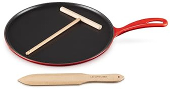 LE CREUSET Gusseisen-Crêpespfanne, Inkl. Holzschieber, Ø 27 cm, Rund, Für alle Herdarten inkl. Induktion geeignet, Cerise, 20136270600460