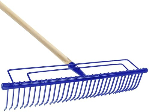 KADAX Harke aus Metall, Langspanharke, breiter Rechen mit verstärktem Kopf, Gartenrechen mit langem Stiel aus Holz, Robustes Gartengerät, Rasenrechen (32 Zinken, Blau)