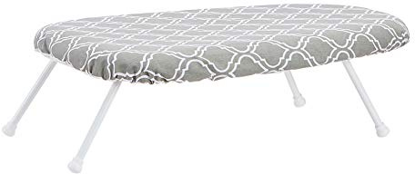 Amazon Basics Tisch-Bügelbrett mit klappbaren Beinen Spalier Abnehmbarer Bezug, Rankgitter, Chevron, 60 x 36 x 18 cm