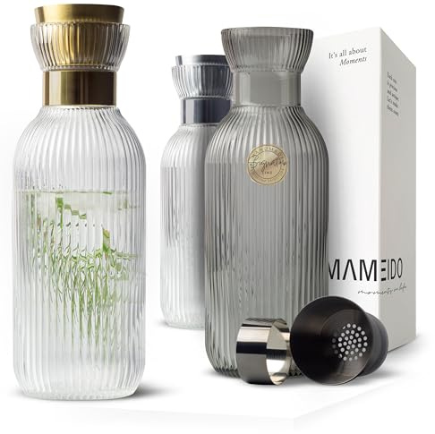 MAMEIDO Wasserkaraffe 1 l, Glaskaraffe mit Ausgießer & Sieb, mundgeblasene Karaffe Glas, Wasserkrug mit edler Optik für besondere Anlässe, Karaffen zum Verschenken (Crystal Gold)