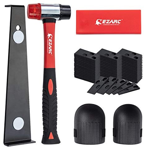 EZARC Laminat Verlegeset mit Gummihammer, Zugeisen und Keilen, 65tlg | Zugstange aus hochfestem Stahl mit Filzpads, doppelseitiger Gummihammer Ø 35 mm, Klopfblock, Schaumstoff-Pads, 60 Keile