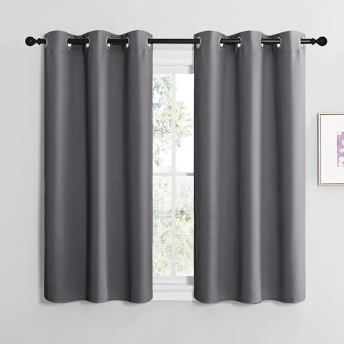 NICETOWN Kurze Vorhang Hitzeschutz Verdunklungsvorhänge mit Ösen | H120 x B107 cm, Bistrogardine 2er Set, Thermo Vorhang gegen Hitze, Küchengardinen Modern, Gardinen für Kleine Fenster