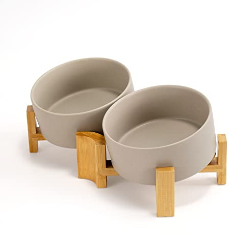 SPUNKYJUNKY Kippbarer Hundenapf Keramik Doppel Hund Futternapf mit Bambus Ständer 0° und 15° Neigungswinkel für Haustiere Katzen und Welpen Großes Gesicht Hund (850ml, Grau × 2)