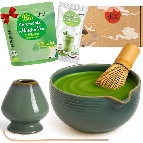Goodwei Matcha Latte Set mit hochwertiger Matchaschale aus Keramik mit Ausgießer, Matchabesen und Besenhalter | Geschenkset für Teezeremonie mit BIO Matcha & Cocos Matcha Latte (Menouseki)