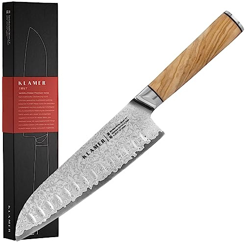 KLAMER Santoku Damastmesser 18 cm – Kochmesser aus 67 Lagen japanischem Damaszener Stahl (61 HRC), ultrascharf mit 13 Grad Schnittwinkel, Kullenschliff, ergonomischer Olivenholzgriff, Premium Messe