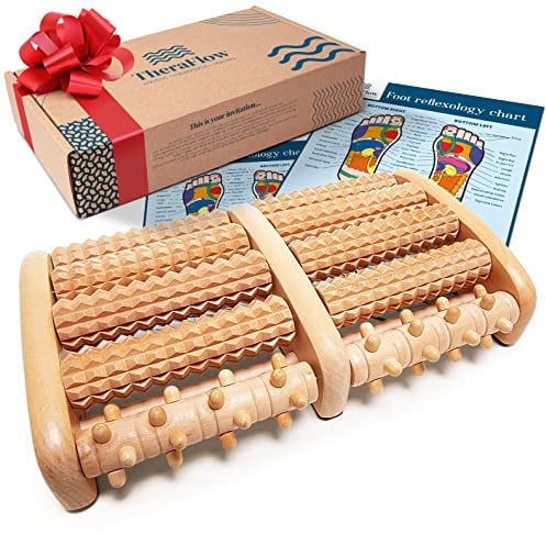 TheraFlow Fußmassageroller Holz - Plantarfasziitis Fußmassagegerät für Akupressur- & Reflexzonenmassage, Fersensporn Massagegerät, Geschenke für Frauen & Geschenke für Männer (inkl. Reflexzonenkarte)
