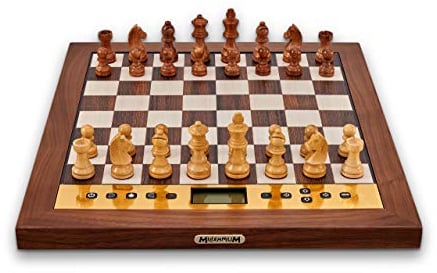 MILLENNIUM The King Performance Schachcomputer – Ästhetik, einfache Bedienung & vielseitige Funktionalität perfekt vereint. Mit LED-Zuganzeige & automatischer Spielstärkeanpassung in edlem Holzdesign