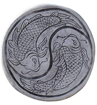 gartendekoparadies.de Eindrucksvolle Trittplatte mit Koi-Motiv, H. 6 cm, Ø 40 cm, 13 kg, Grau, frostsicher aus Steinguss für Außenbereich
