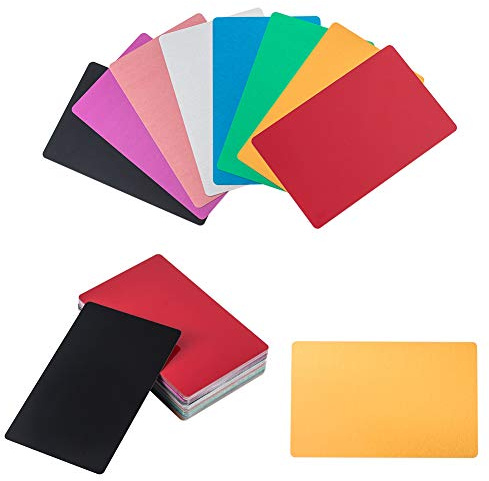 NBEADS 96 Stück 8 Farben Meta Visitenkarte, 8.6x5.4cm Blank Aluminium Namenskarte DIY gravur Visitenkarte Plakette Zeichen Für House Office DIY Geschenkkarten, 0.2 mm dick