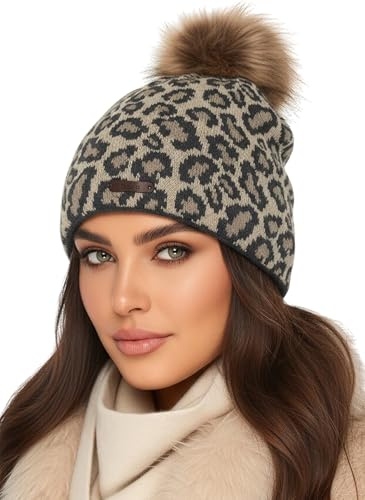 Baesics Bommelmütze Damen Herren Leo Beige - Pudelmütze mit Kunstfell Pompon, weicher Strick mit warmem Fleecefutter, Leoparden Wintermütze Animalprint Unisex Erwachsene One Size 54-58 cm