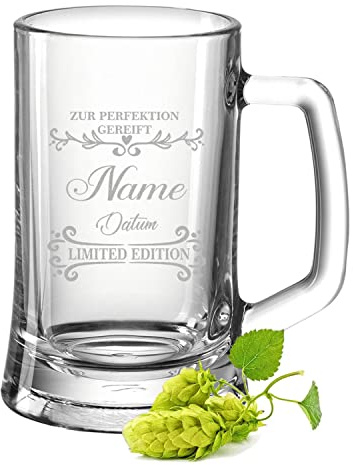 GRAVURZEILE Bierkrug mit Gravur - Zur Perfektion gereift - Personalisiert mit Namen & Datum - Geschenke für Sie & Ihn - Persönliches Geschenk zum Geburtstag oder zu Weihnachten - Größe: 0,5 L
