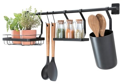 iDesign Küchenstange Küchenreling mit Utensilienhalter, 2 Haken, Halter für Küchenkräuter & Gewürzregal, Hakenleiste für die Küche aus Metall, (63,8x14,5x 23,8 cm), mattschwarz
