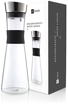 HEYNNA® Glaskaraffe mit Edelstahl-Ausguss und Deckel, 1L Fassungsvermögen, aus Borosilikatglas, Wasser- und Fruchtkaraffe mit Griff, Glaskaraffe mit Einsatz und Krug-Design