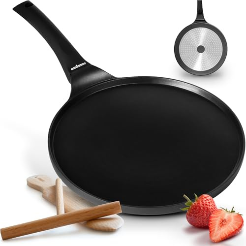 endusor Crepe Pfanne Induktion 26cm mit 3-facher Antihaftbeschichtung inkl. Spatel & Verteiler aus deutschem Buchenholz- Pfannkuchenpfanne für ALLE Herdarten - Flache Crepes Pfanne (OHNE PFOA + PFOS)