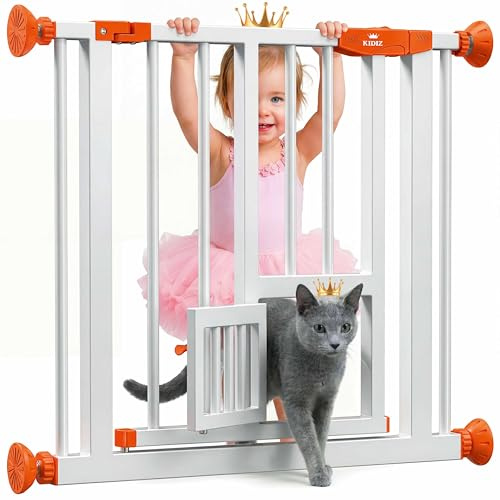 KIDIZ Absperrgitter zum Klemmen mit Katzenklappe, Türschutzgitter, Autoclose Kinder Treppengitter ohne Bohren | 90° Stopp Schutz, schwenkbar, Treppenschutzgitter, Weiß/Orange, Breite: 74-80 cm