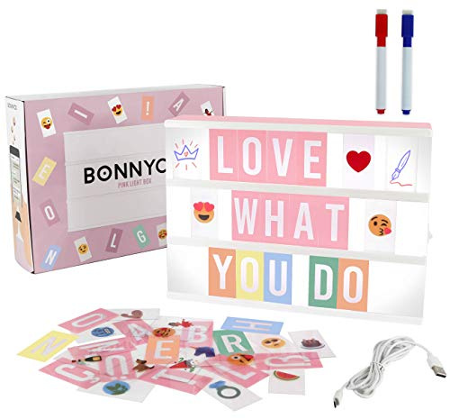 BONNYCO Light Box Rosa A4 mit 400 Buchstaben, Emojis, 2 Stifte, USB, Ä Ö Ü ß Enhalten. Pink Led Lightbox Buchstaben Geschenk für Frauen, Mädchen. Led Leuchtkasten Kinder Schlafzimmer, Wohnzimmer Deko