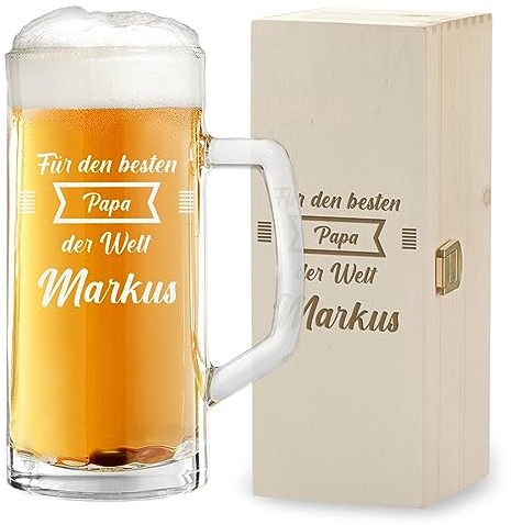 polar-effekt Bierkrug mit Holzkiste, Papa-Spruch und Namensgravur | Bierseidel mit 500 ml als Geschenk für den Vater: zum Geburtstag oder Vatertag, mit einer Kiste zur weiteren Aufbewahrung.