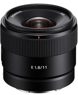 Sony SEL11F18 – 11 mm F1.8 APS-C Weitwinkel-Festbrennweiten-Objektiv (E-Mount, kompakt & lichtstark, ideal für Vlogging, Landschaft & Architektur, kompatibel mit A7-Serie, ZV-E10 & A6000-Serie)